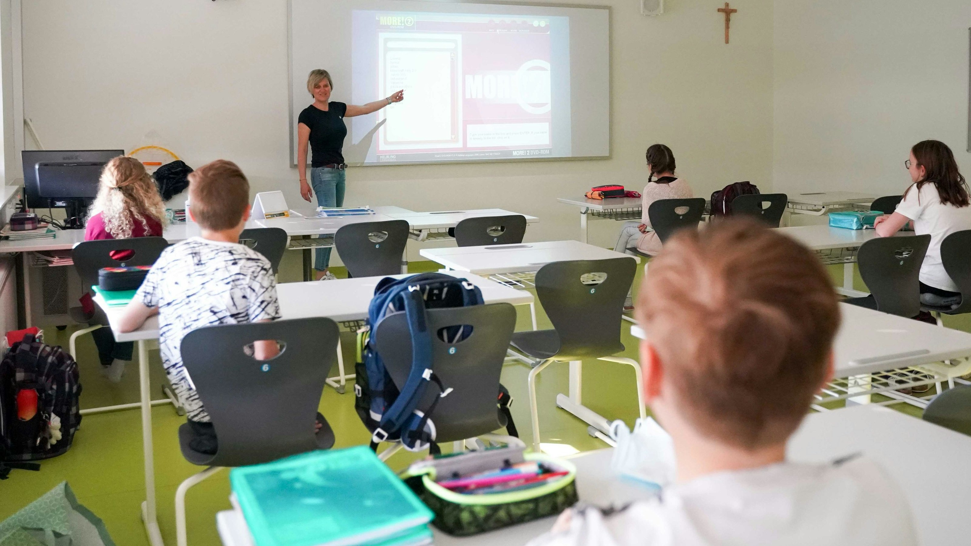 Die Schulen haben weiterhin geöffnet, die Anwesenheitspflicht ist derzeit aber ausgesetzt.