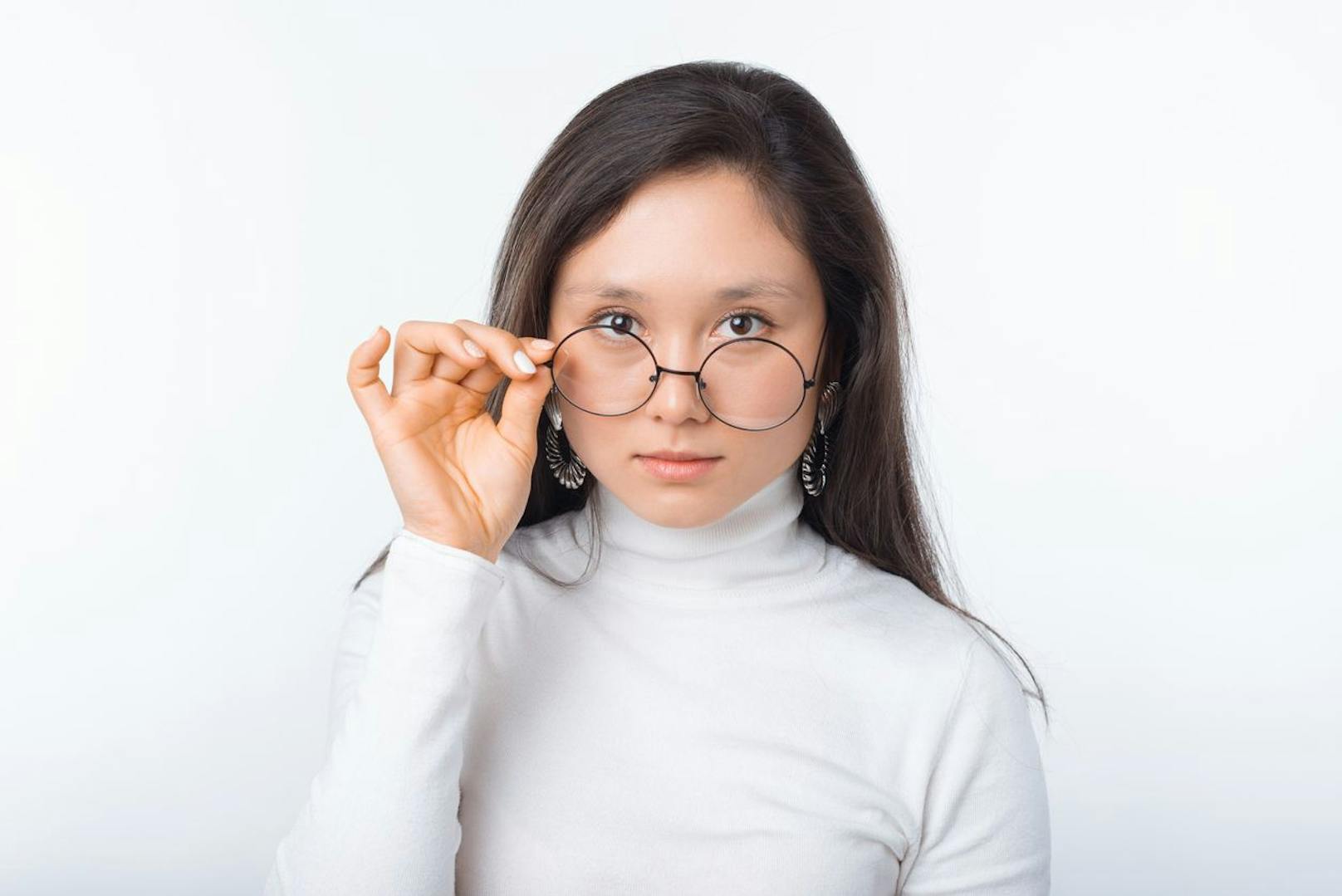 Eyeliner ist immer eine gute Wahl. Jedoch musst du darauf achten, dass dein Lidstrich bei einem dünneren Brillenrahmen eher dicker sein sollte und bei einem dickeren Rahmen eher dünner ausfallen kann. So wirken deine Augen schön harmonisch.