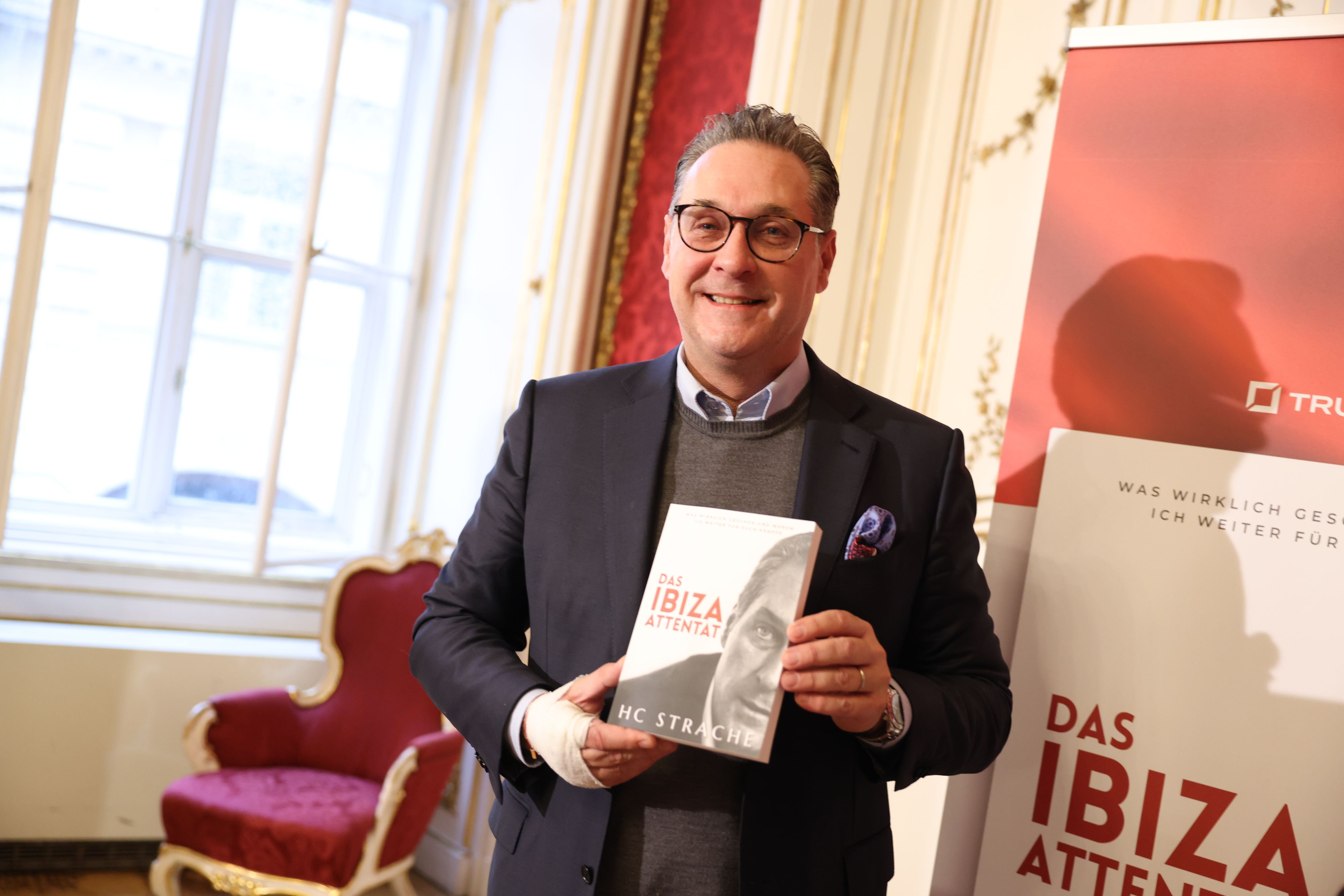 Heinz-Christian Strache mit seinem Buch 