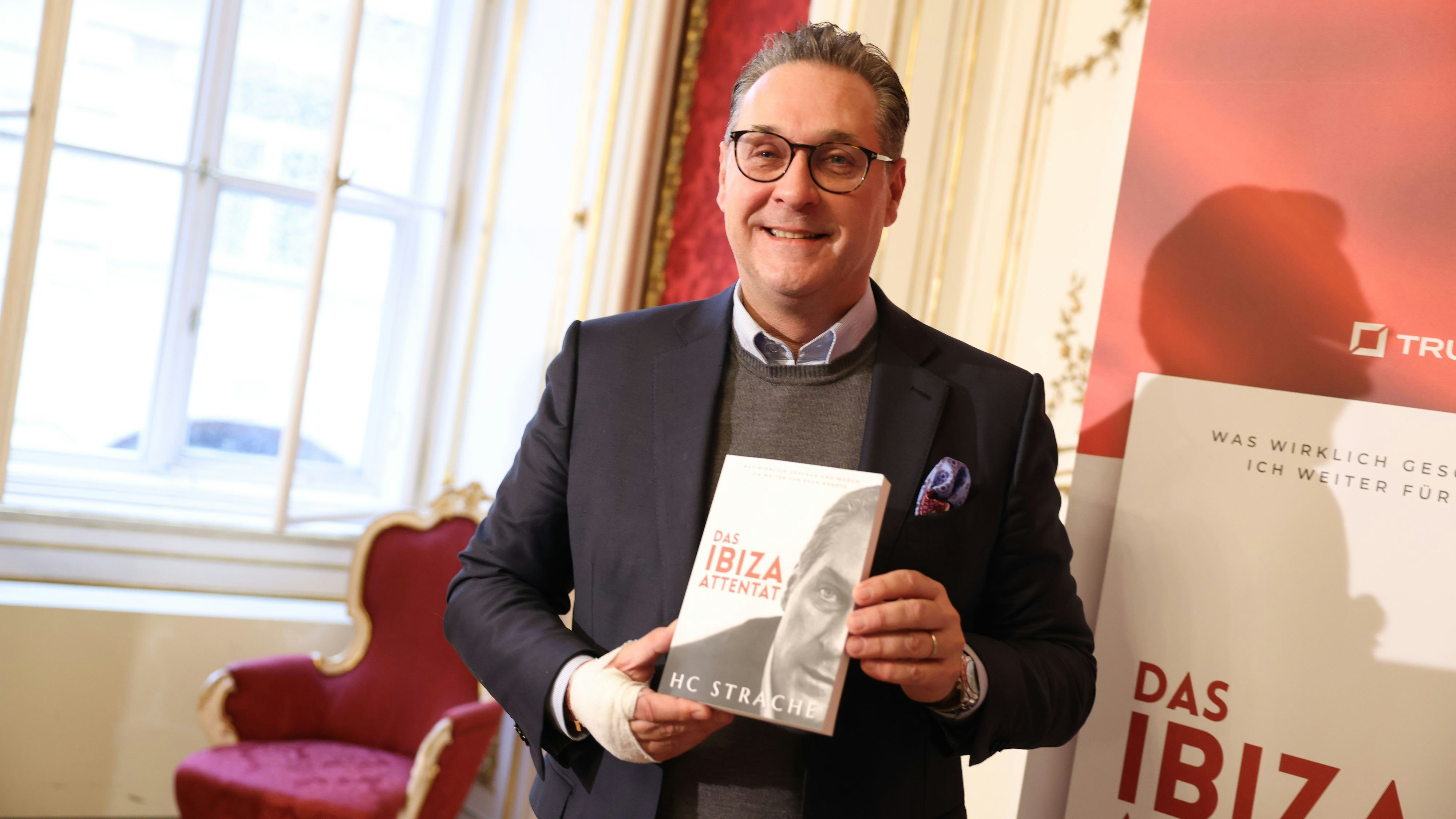 Heinz-Christian Strache mit seinem Buch "Das Ibiza Attentat"