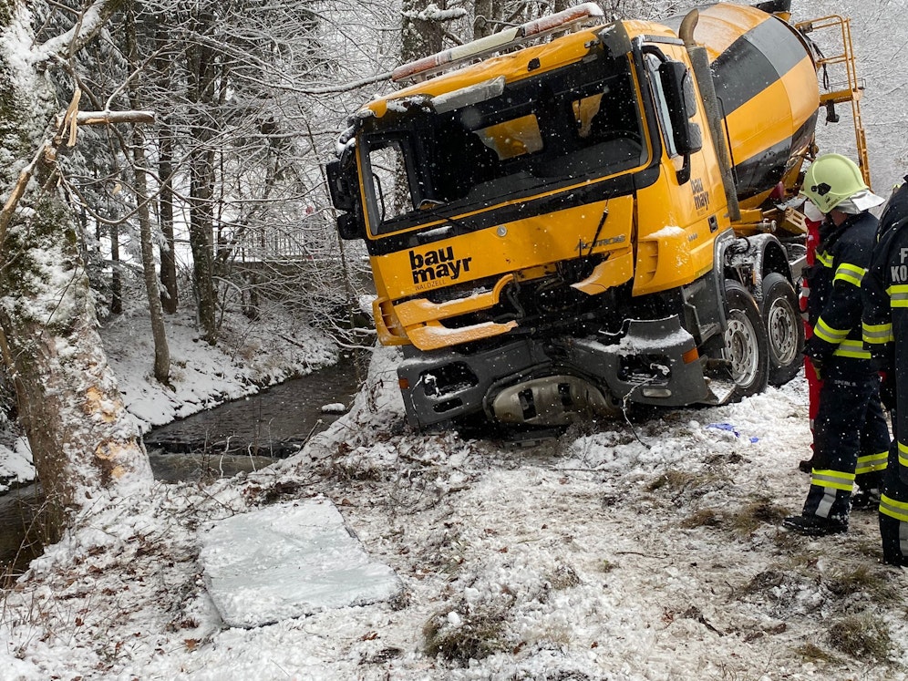 Der Betonmischer prallte gegen einen Baum, der Fahrer wurde durch die Windschutzscheibe geschleudert,