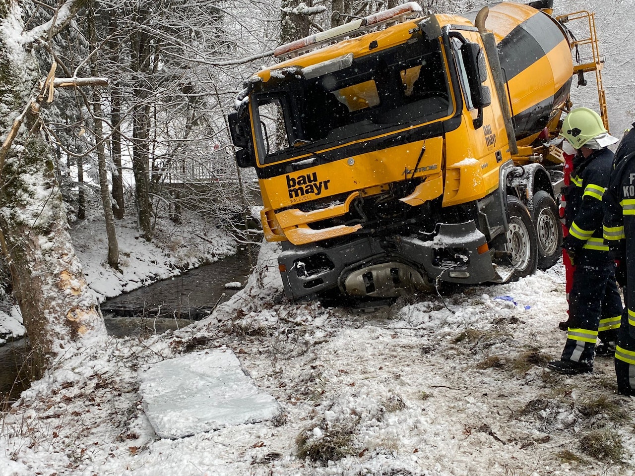Heute.at - Lkw gegen Baum, Fahrer durch Frontscheibe geschleudert