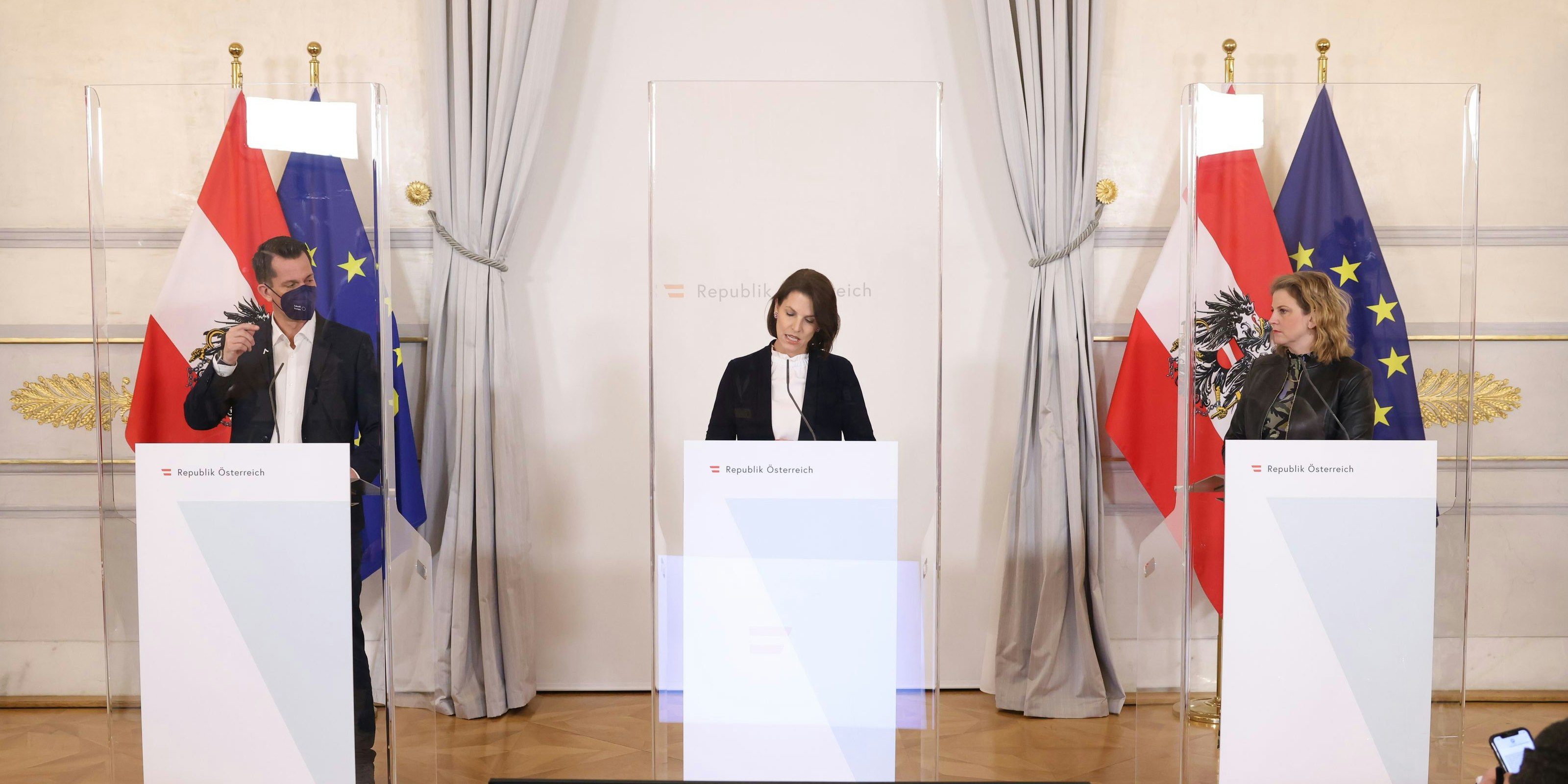 Mückstein und Edtstadler verhandelten auf Regierungsseite; Neos-Chefin Meinl-Reisinger (mit neuer Frisur) vertrat die Opposition.