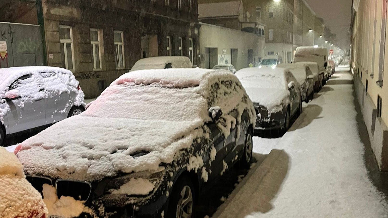 Eine dicke Schnee-Walze überrollt das ganze Land, in Wien wurde die rote Wetter-Warnstufe ausgerufen.