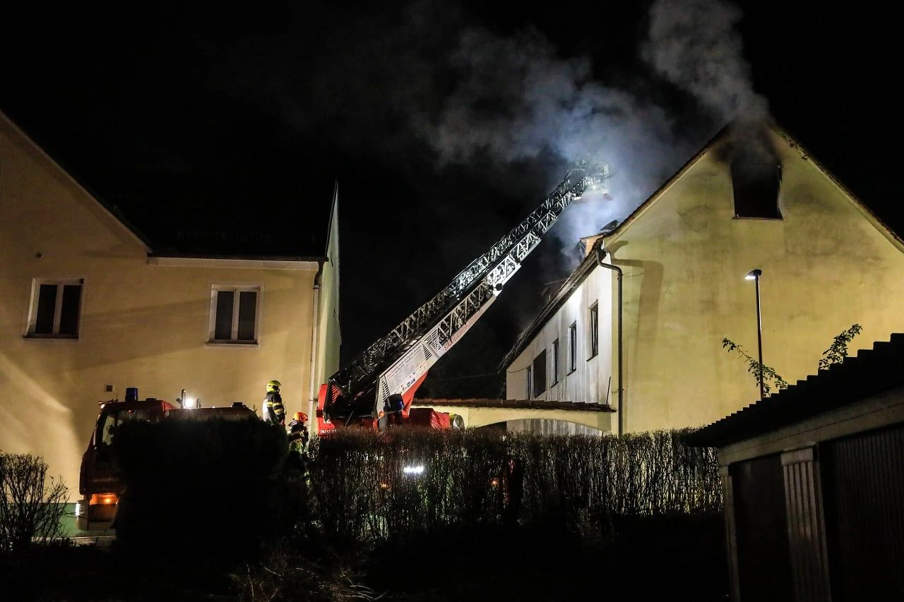 Ihr Ex-Mann versuchte Gertraud G. zu erdrosseln, bevor er das Haus in Fohnsdorf (Stmk.) anzündete und aus dem Fenster sprang. Die 68-Jährige überlebte.