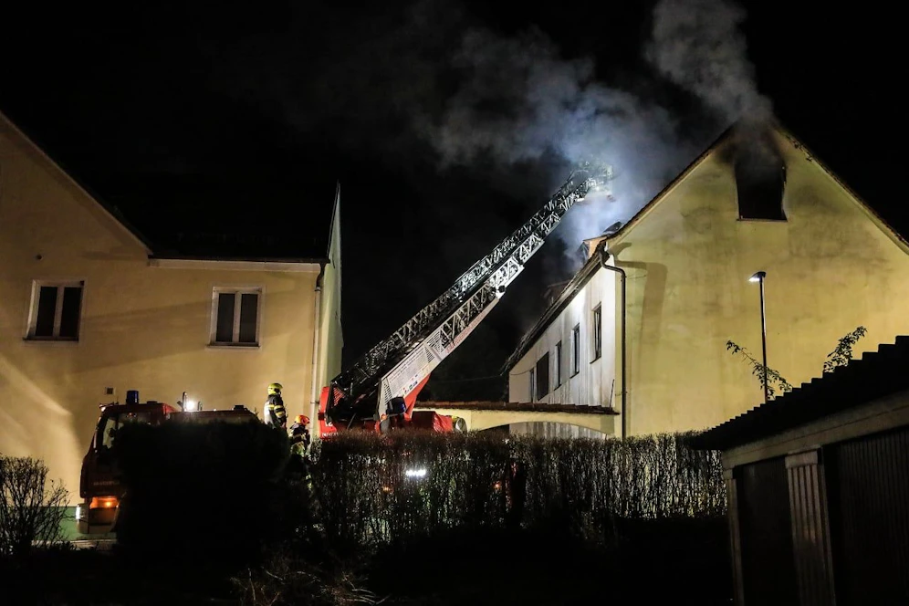 Ihr Ex-Mann versuchte Gertraud G. zu erdrosseln, bevor er das Haus in Fohnsdorf (Stmk.) anzündete und aus dem Fenster sprang. Die 68-Jährige überlebte.