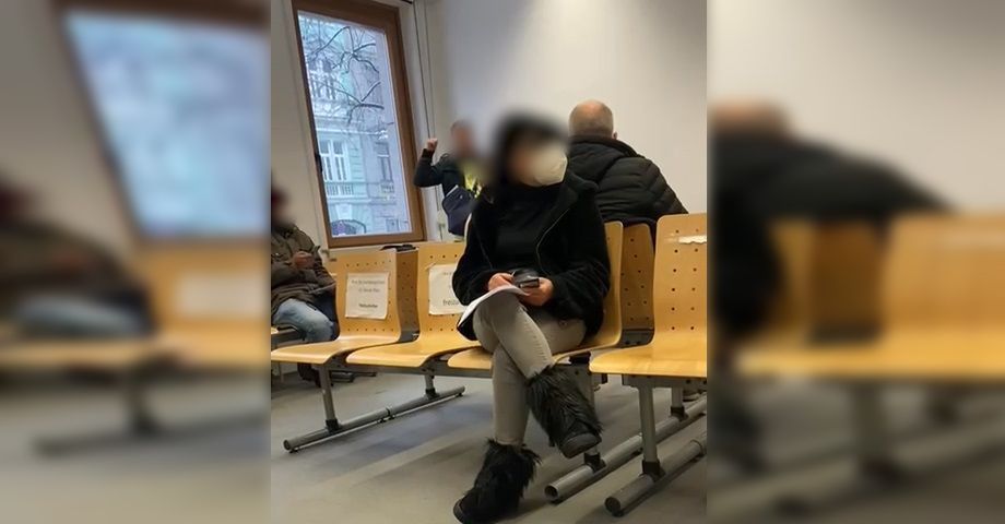 Der Mann nutzte den Warteraum, um die Anwesenden zur Demo am Samstag zu mobilisieren.