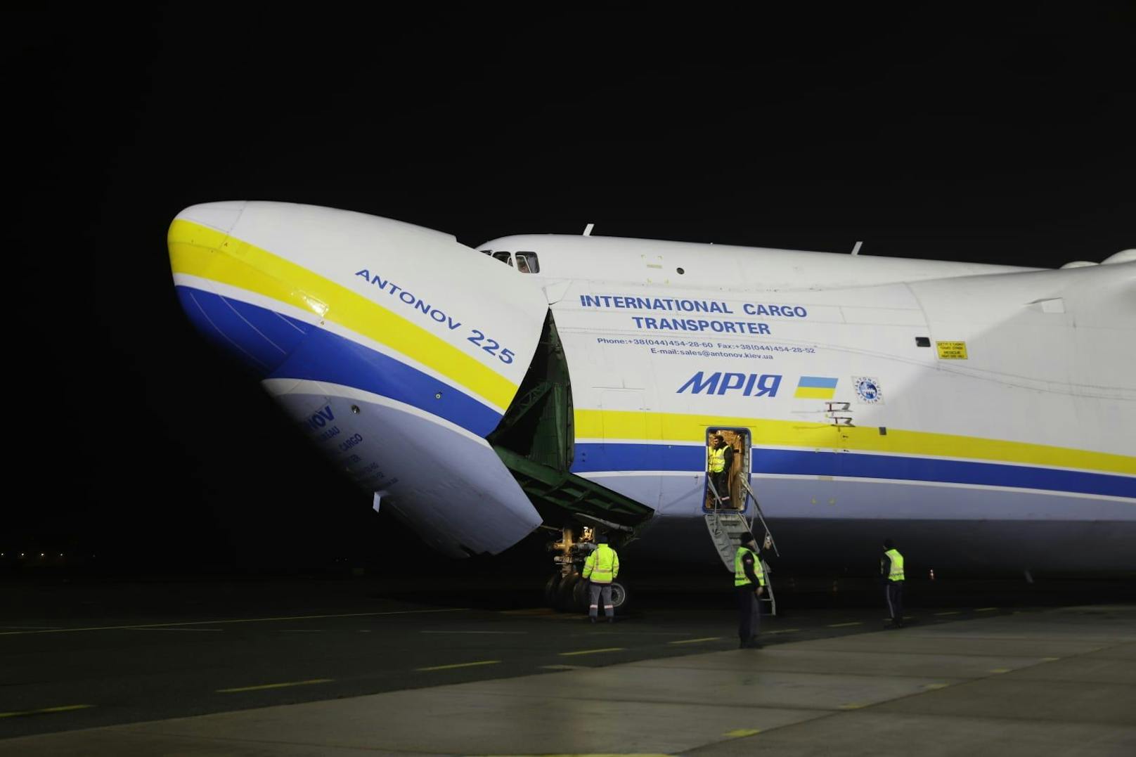 Der Flieger wird von vorne be- und entladen.