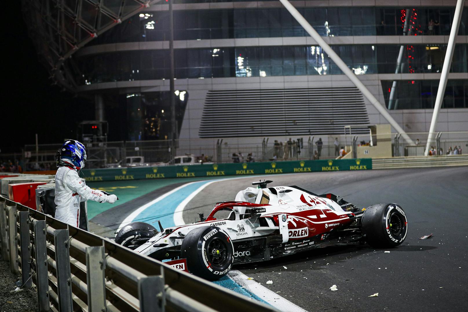 Fan-Held Räikkönen verabschiedet sich mit zwei Unfällen