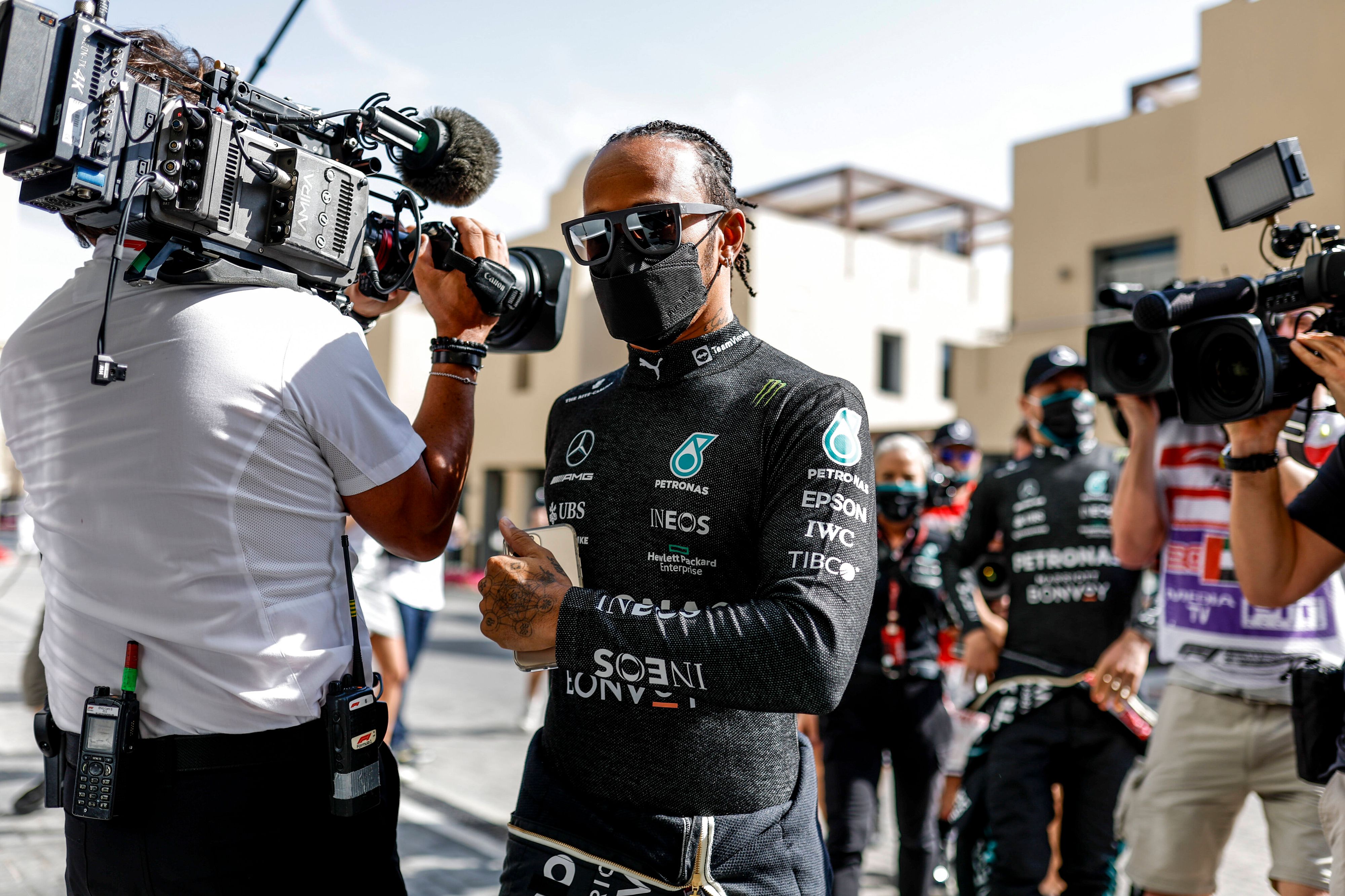 Lewis Hamilton wird Schauspielerei vorgeworfen. 