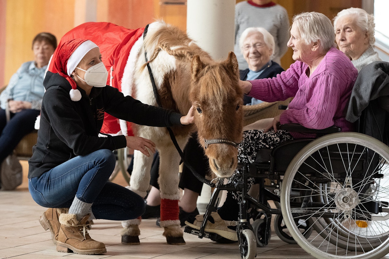 Heute.at - Knuffige Nikoline besucht Menschen im Altersheim