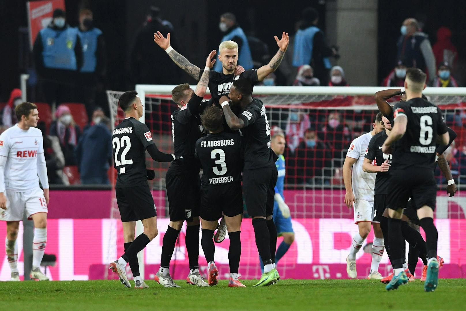 Augsburg feiert den 2:0-Sieg in Köln. 