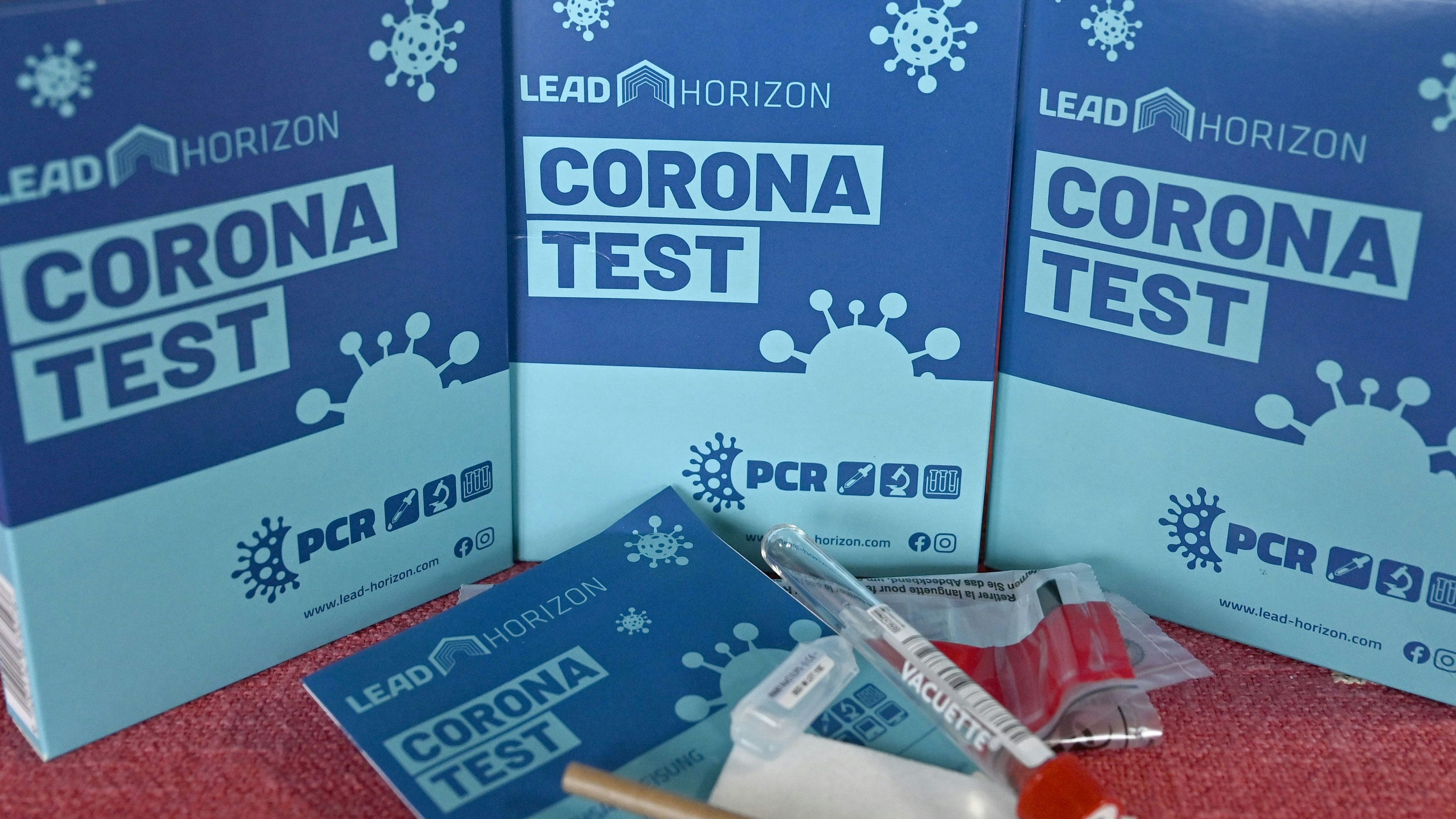 Download von www.picturedesk.com am 10.12.2021 (11:15).  ABD0018_20211118 - WIEN - ÖSTERREICH: ++THEMENBILD++ Corona: PCR-Gurgeltest, - Alles gurgelt - aufgenommen am Donnerstag 18. November 2021 in Wien. - FOTO: APA/HANS PUNZ - 20211118_PD1429 - Rechteinfo: Rights Managed (RM)