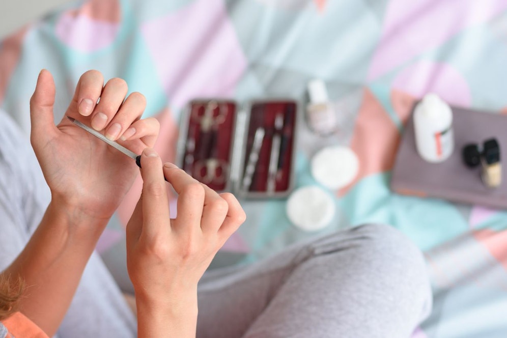 Du bist für einen kurzen Moment unachtsam und schon hast du dir deinen Nagel eingerissen. Ein einfacher Trick mit einem Teebeutel kann dich allerdings von deinem Leid erlösen.