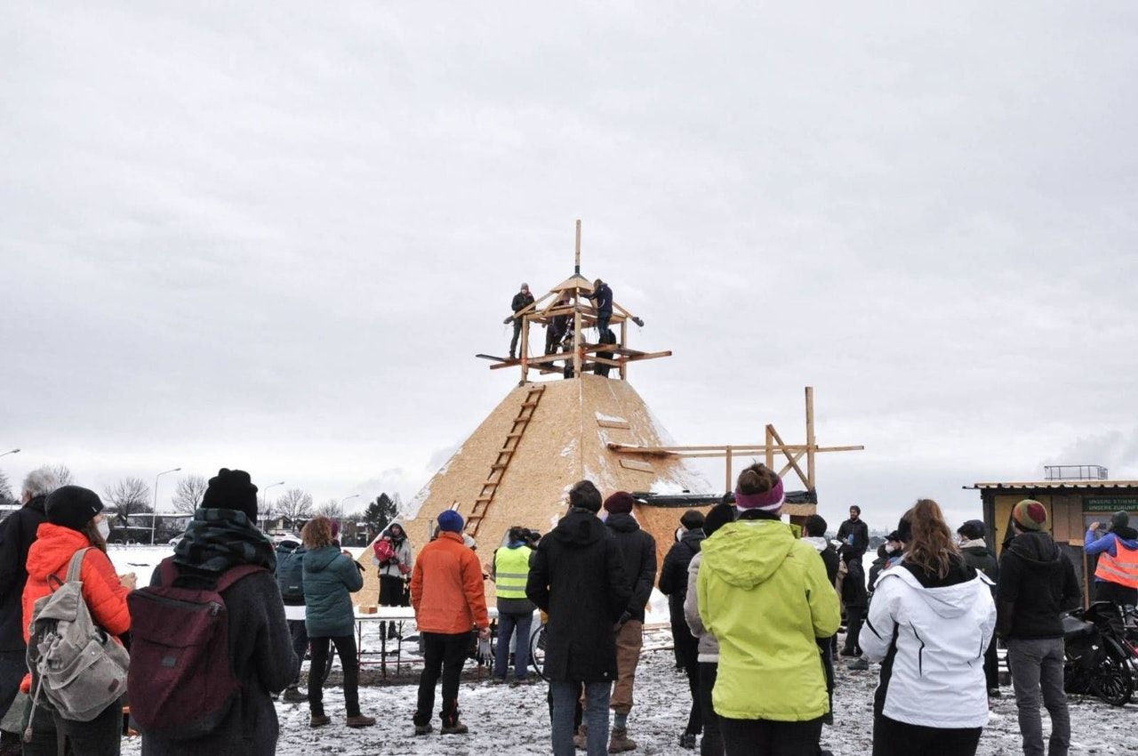 Die Stadt Wien drängt die Umweltschützer, die gegen den Bau der Verbindung zwischen der Seestadt und der Südosttangente protestieren, ihre Lager abzubrechen.