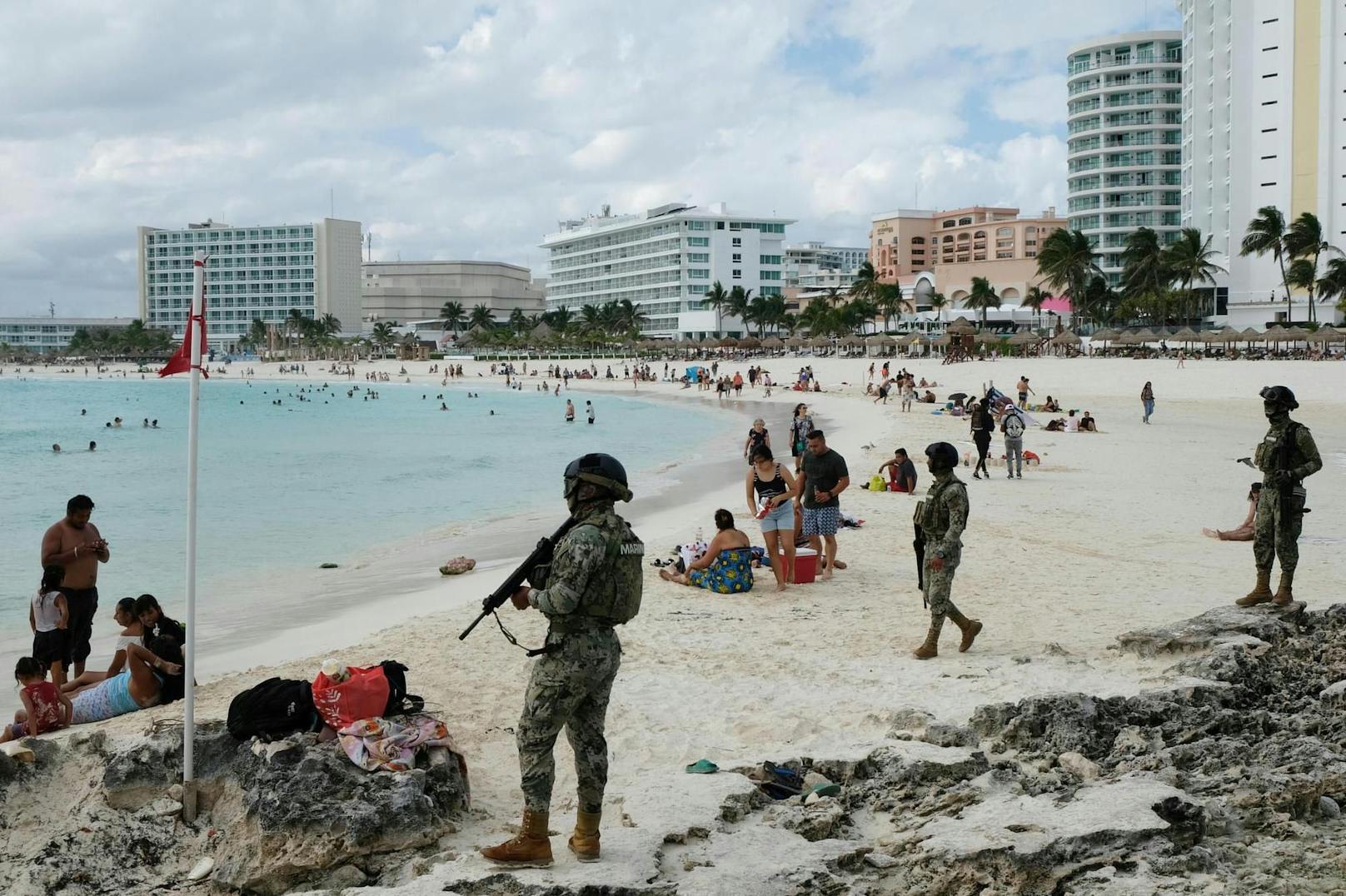 Mitglieder der Navy patrouillieren an einem Strand in Cancun.