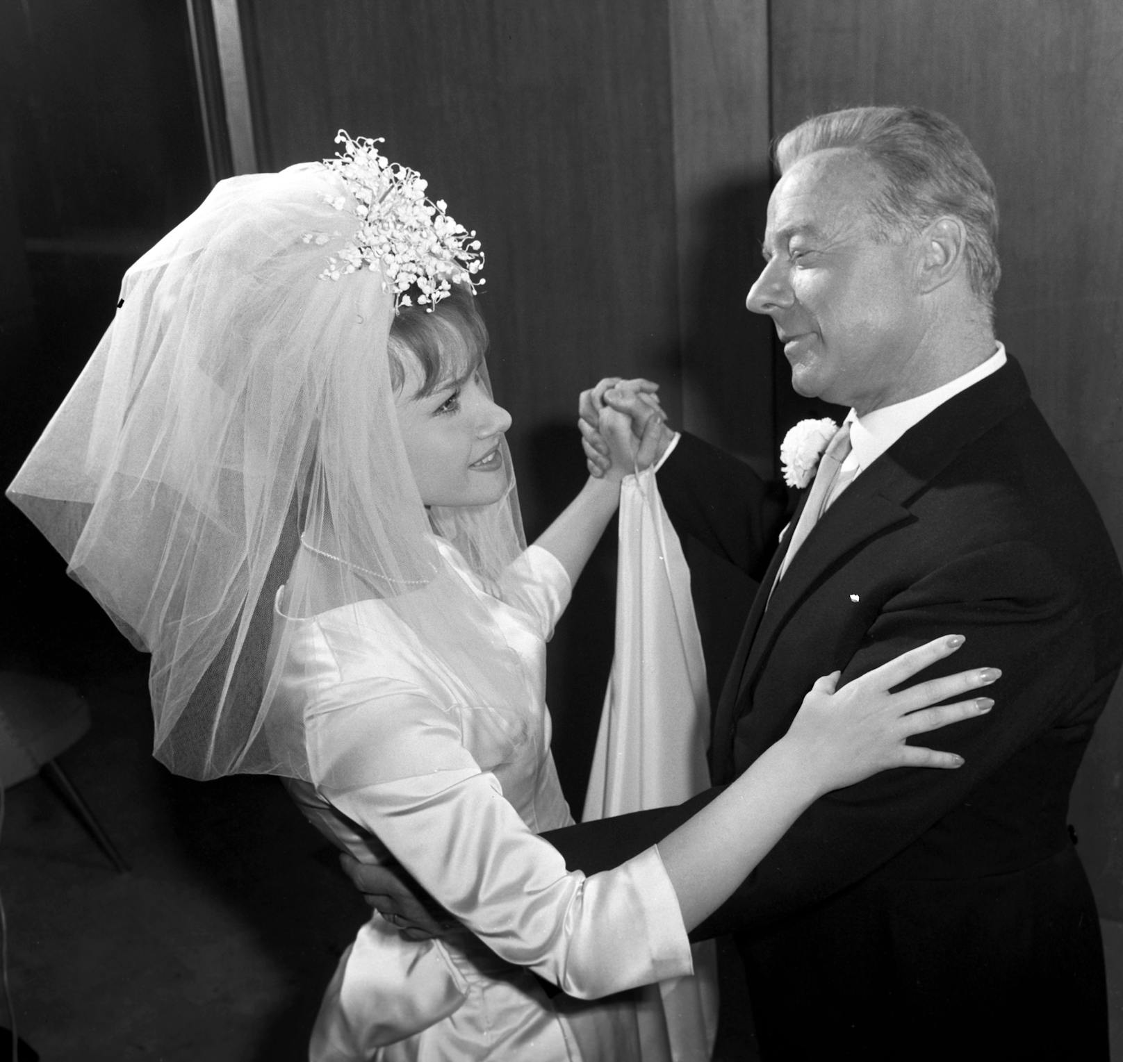 <strong>Heinz Rühmann</strong> und <strong>Gertraud Jesserer</strong> als Vater und Tochter in einer Szene ihres neuen Films "Meine Tochter und ich", 1963.