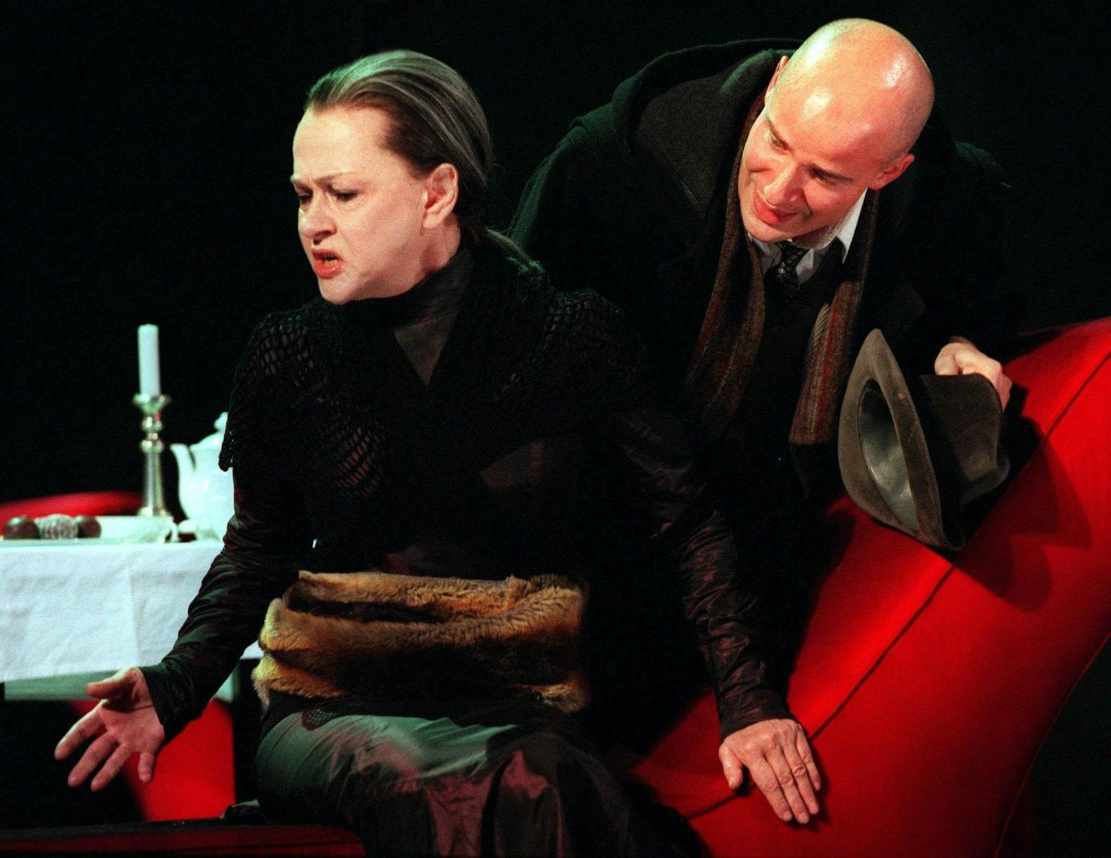 Gertraud Jesserer und Likas Miko in dem Stück "John Gabriel Borkman", 1999.