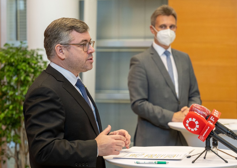 NÖ Mobilitätslandesrat Ludwig Schleritzko bei einer gemeinsamen Pressekonferenz mit VOR-Geschäftsführer Wolfgang Schroll und ÖBB-Regionalmanager Christof Hermann.