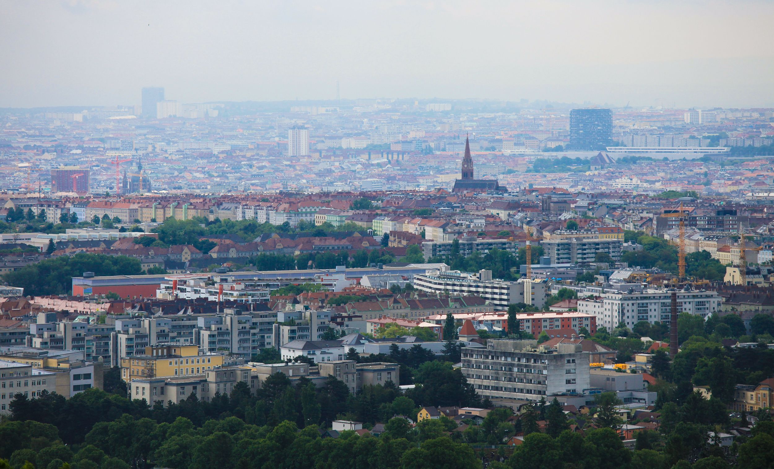 Der Schriftzug des Krankenhauses in Ottakring wurde mit verschwörungstheoretischen Inhalten beschmiert.