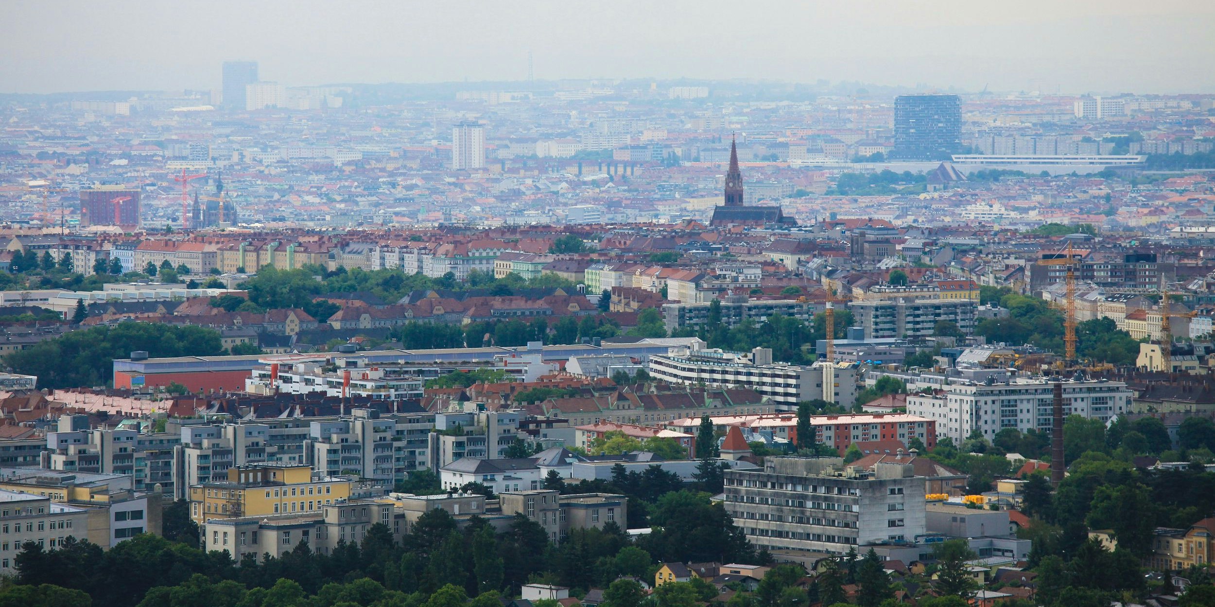 Der Schriftzug des Krankenhauses in Ottakring wurde mit verschwörungstheoretischen Inhalten beschmiert.
