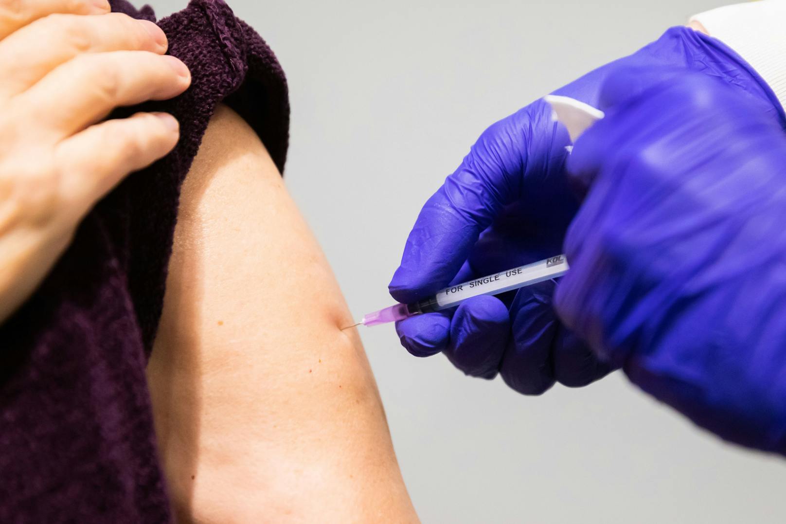 Erste Lieferungen des Novavax-Impfstoffs sollten noch bis zum Ende des Jahres erfolgen.