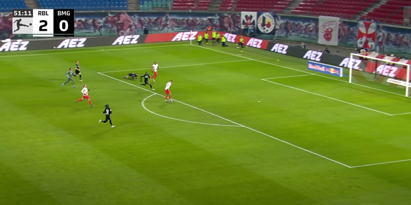 Andre Silva bringt den Ball nicht im leeren Tor unter. 