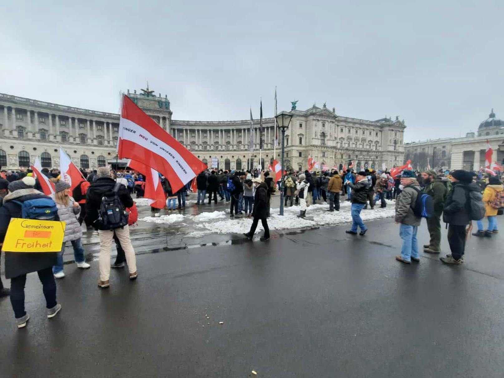 "Finger weg von unseren Kindern" steht auf dieser Österreich-Flagge