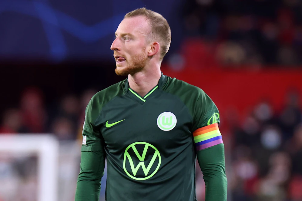 Wolfsburg-Kicker Maxi Arnold legt sich mit dem Sky-Moderator an. 