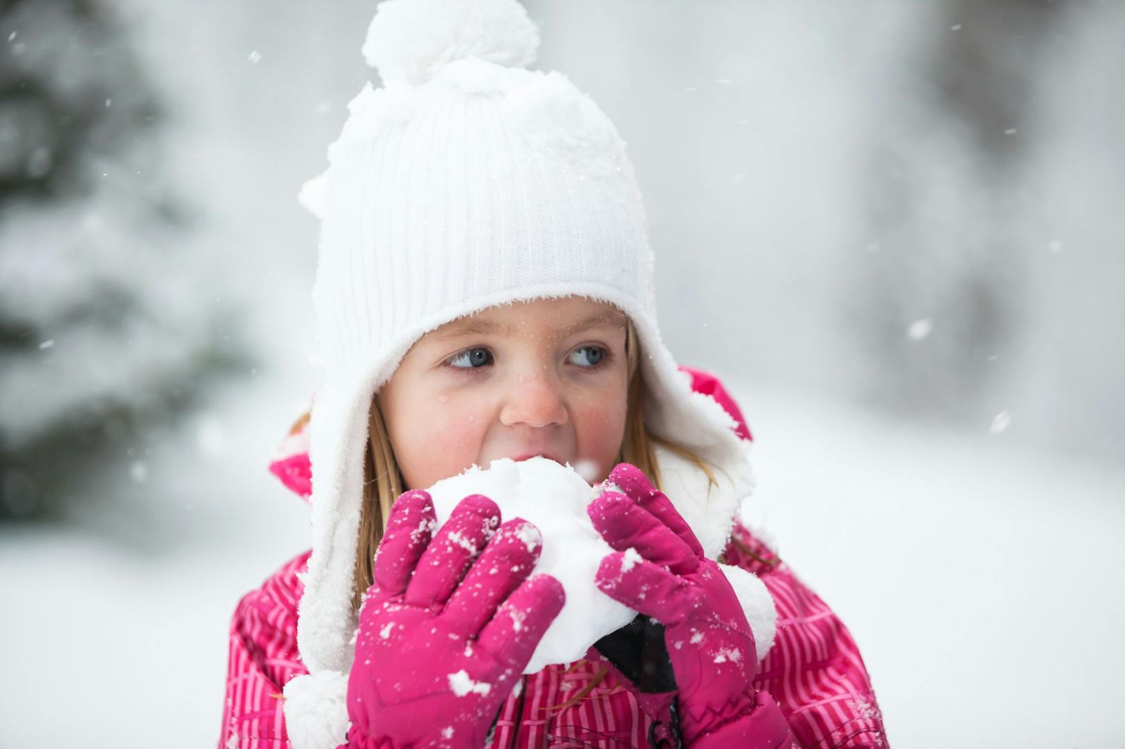 Ist Schnee essen gefährlich für Kinder?