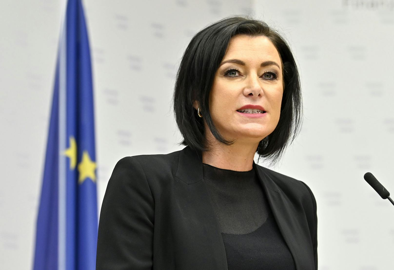 VP-Tourismusministerin Elisabeth Köstinger sprach im Ö1-Mittagsjournal unter anderem über die FPÖ, das Lockdown-Ende sowie die Regelungen zu Silvester.