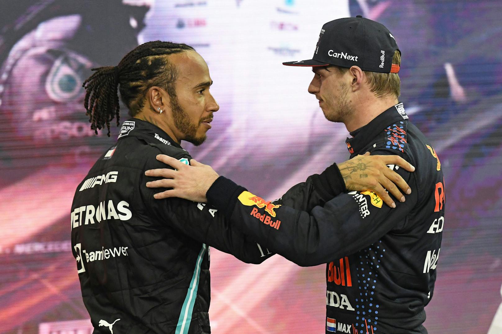 Lewis Hamilton gratuliert Max Verstappen.