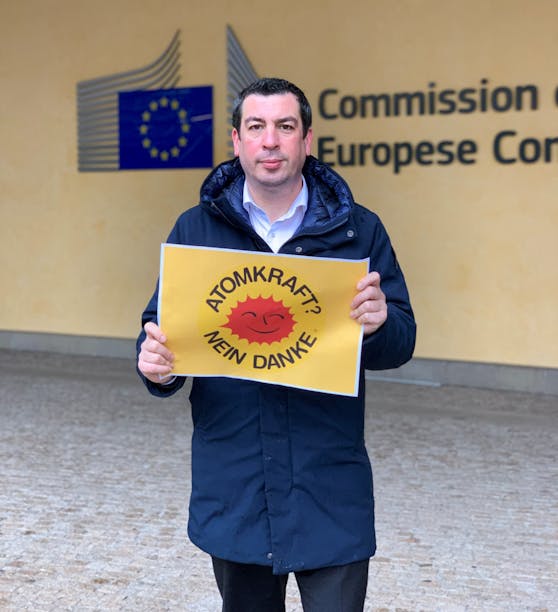 Der niederösterreichische EU-Abgeordnete Günther Sidl protestiert vor der EU-Kommission gegen die Öko-Förderung von Atomenergie.