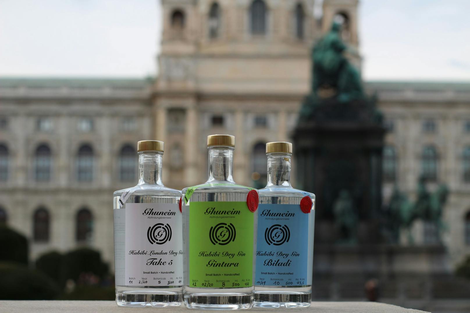 Klassischer London Dry Gin "Take 5", zitruslastiger Damen-Gin "Gintura" und minziger Herren-Gin "Biladi" (v.l.)