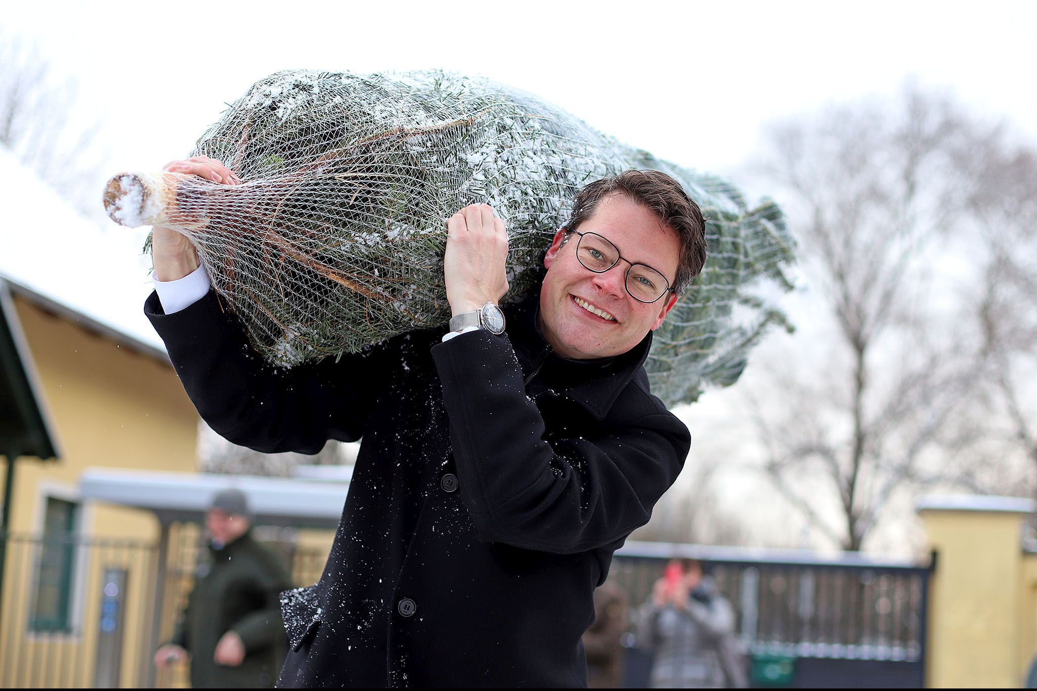 Im Lainzer Tiergarten gibt's ein Stückchen Wienerwald "to go". Klimastadtrat Jürgen Czernohorszky (SPÖ) hat sich seinen "echten Wiener" schon gesichert. 