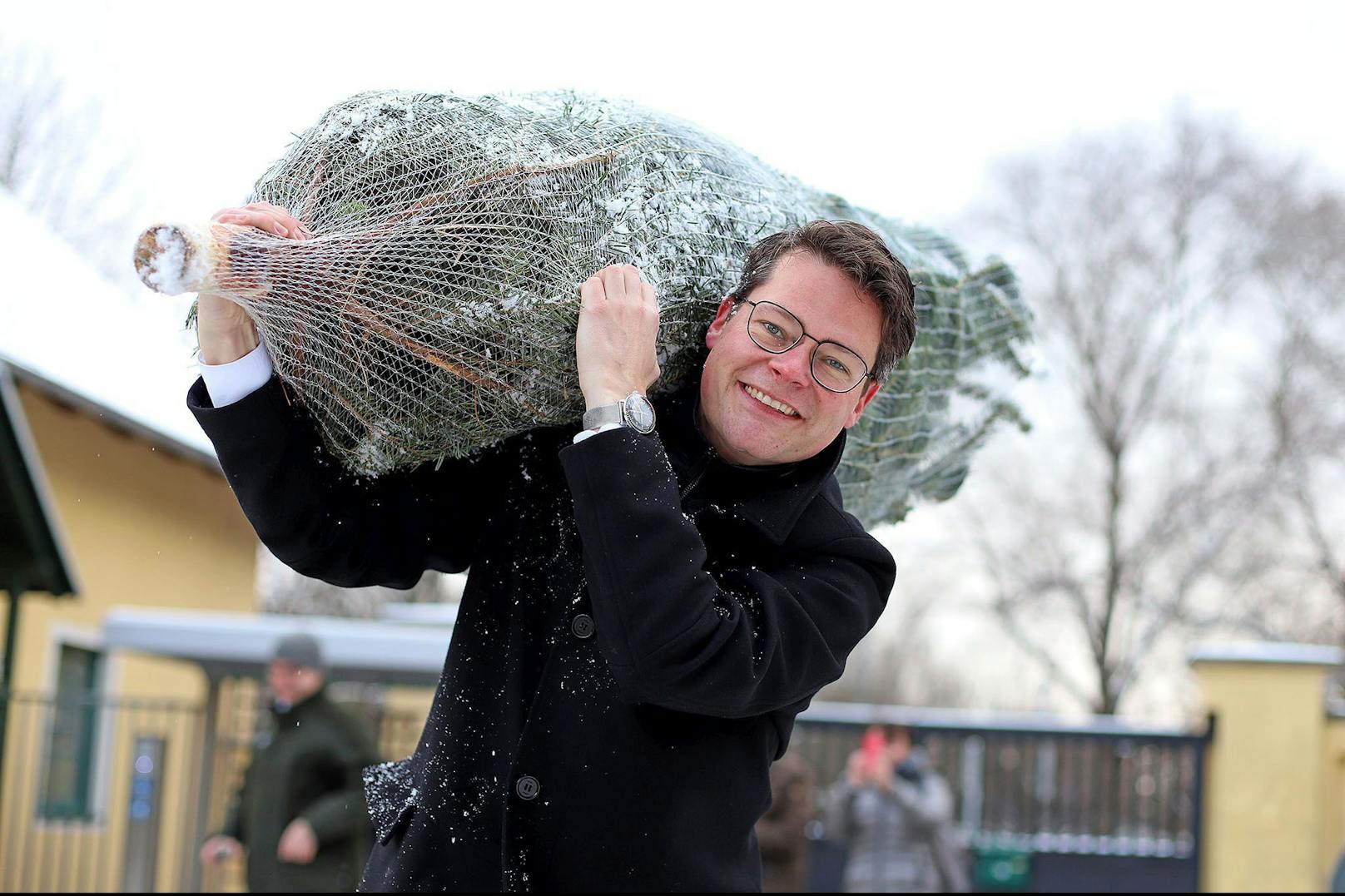 Im Lainzer Tiergarten gibt's ein Stückchen Wienerwald "to go". Klimastadtrat Jürgen Czernohorszky (SPÖ) hat sich seinen "echten Wiener" schon gesichert. 