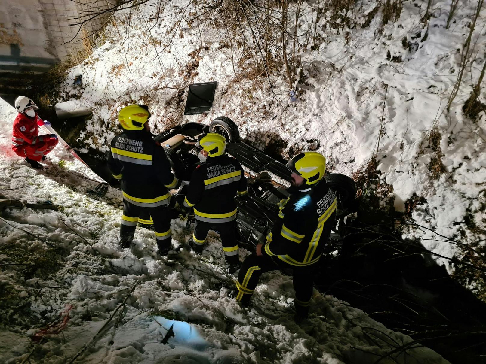 Lenker nach Sturz in Bach in Pkw eingeschlossen: Die Feuerwehr befreite den Mann
