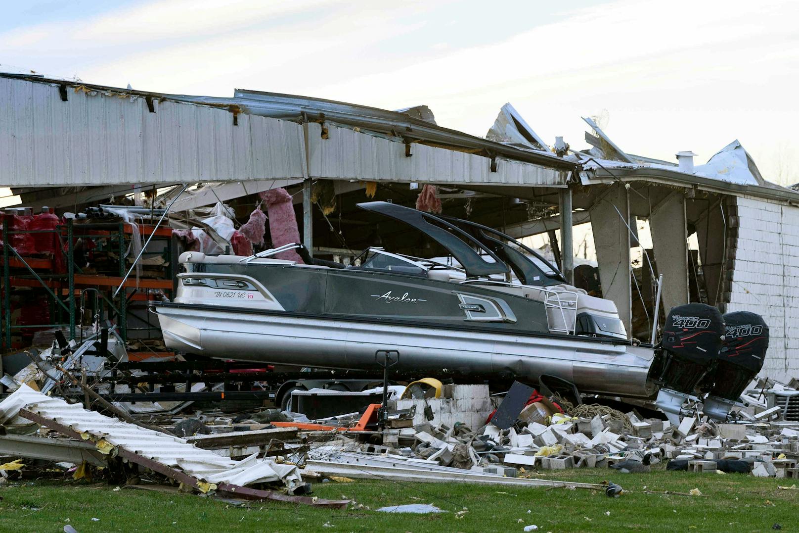 Tornados haben in den USA eine hunderte Kilometer breite Schneise der Verwüstung hinterlassen. Alleine im Bundesstaat Kentucky gibt es mehr als 80 Todesopfer.