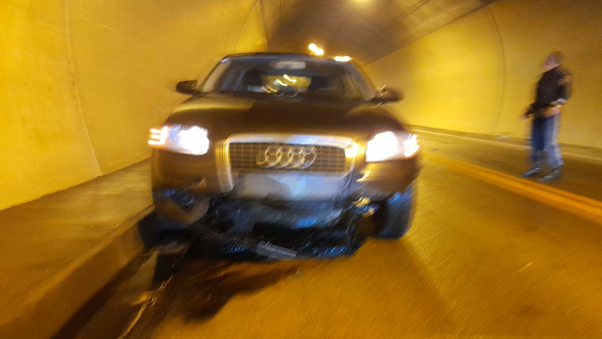 Der Linzerin kam in dem Tunnel ein Lkw-Reifen entgegen.