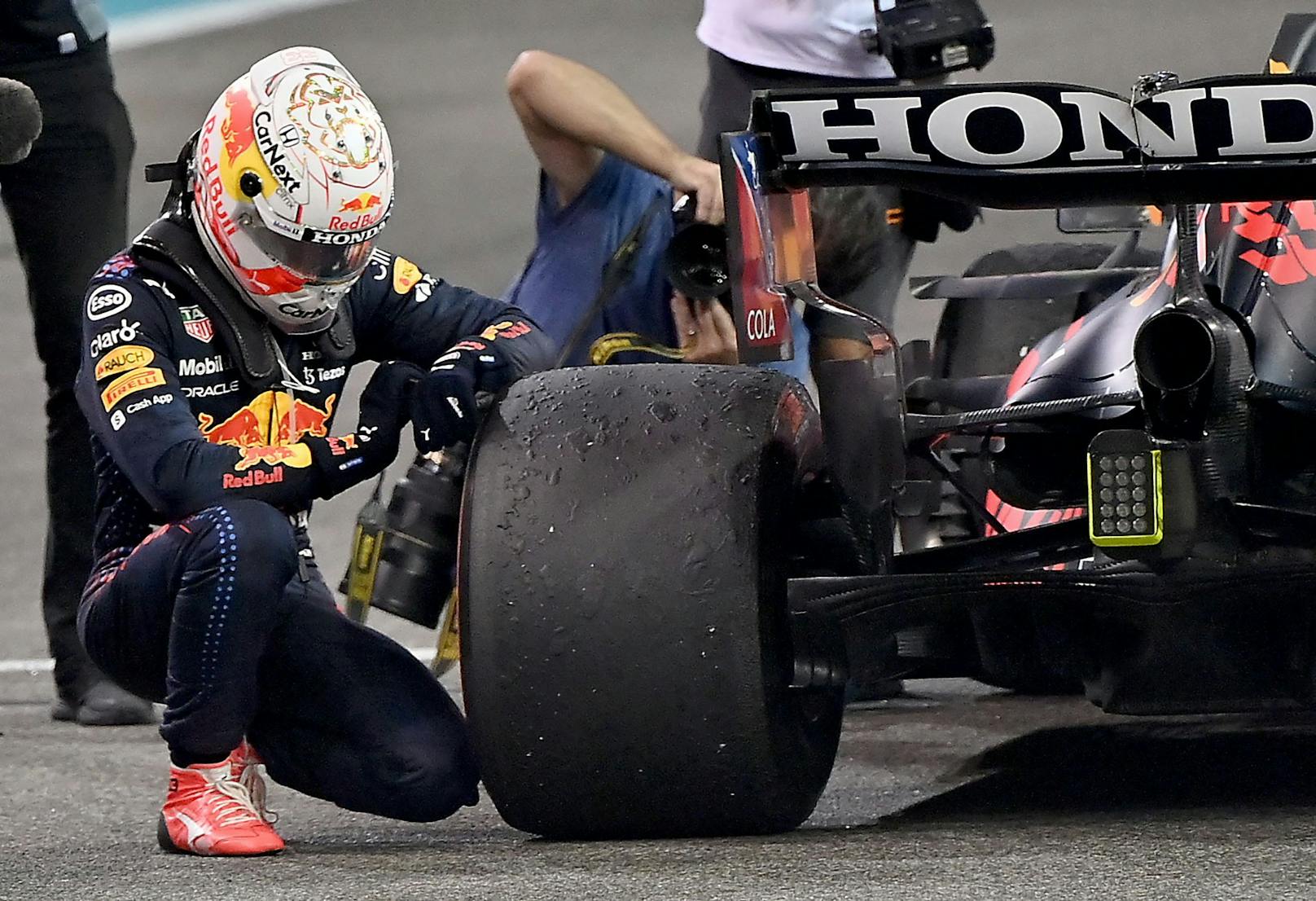 Max Verstappen verneigt sich vor seinem Red Bull.