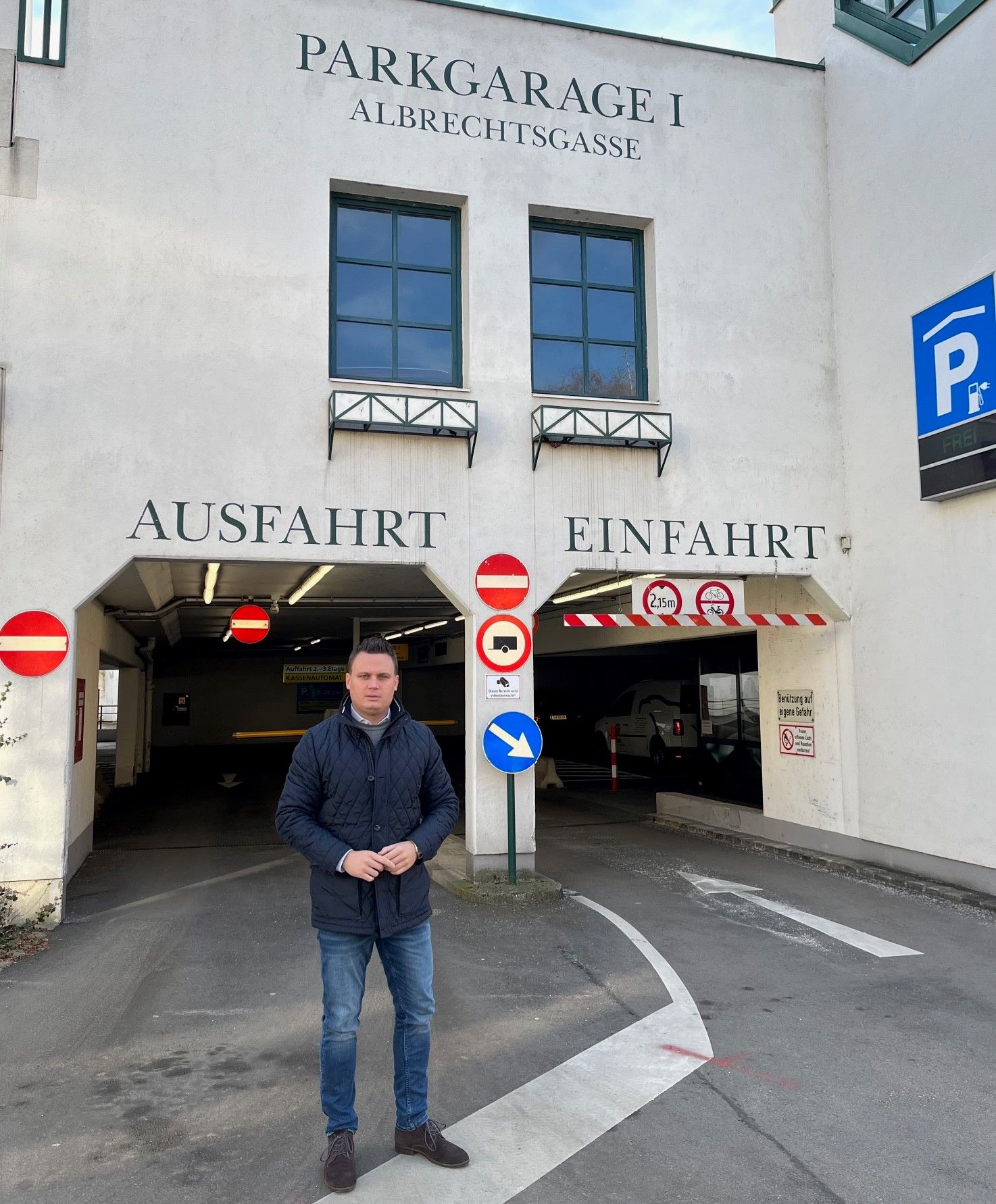 Andreas Bors vor der Parkgarage