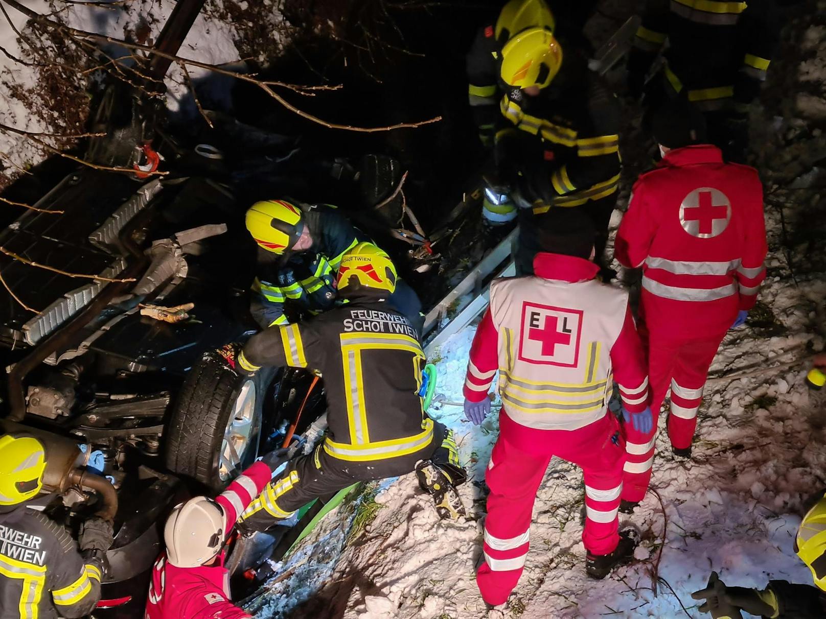 Lenker nach Sturz in Bach in Pkw eingeschlossen: Die Feuerwehr befreite den Mann