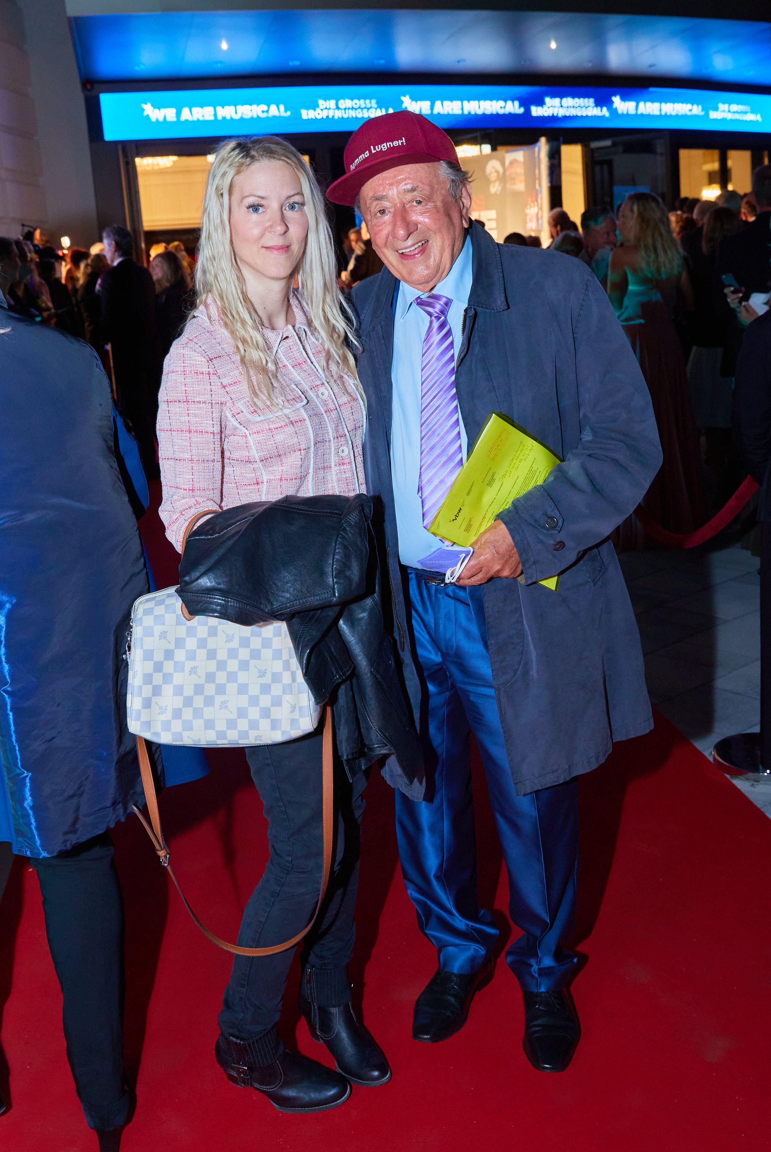 Download von www.picturedesk.com am 12.12.2021 (14:48).  Copyright: Starpix/ Alexander TUMA, 26.09.2021 Wien, Richard LUGNER und eine neue Begleitung SIMONE , , Raimund Theater Eröffnungsgala " We are Musical " - 20210926_PD19602 - Rechteinfo: Rights Managed (RM)