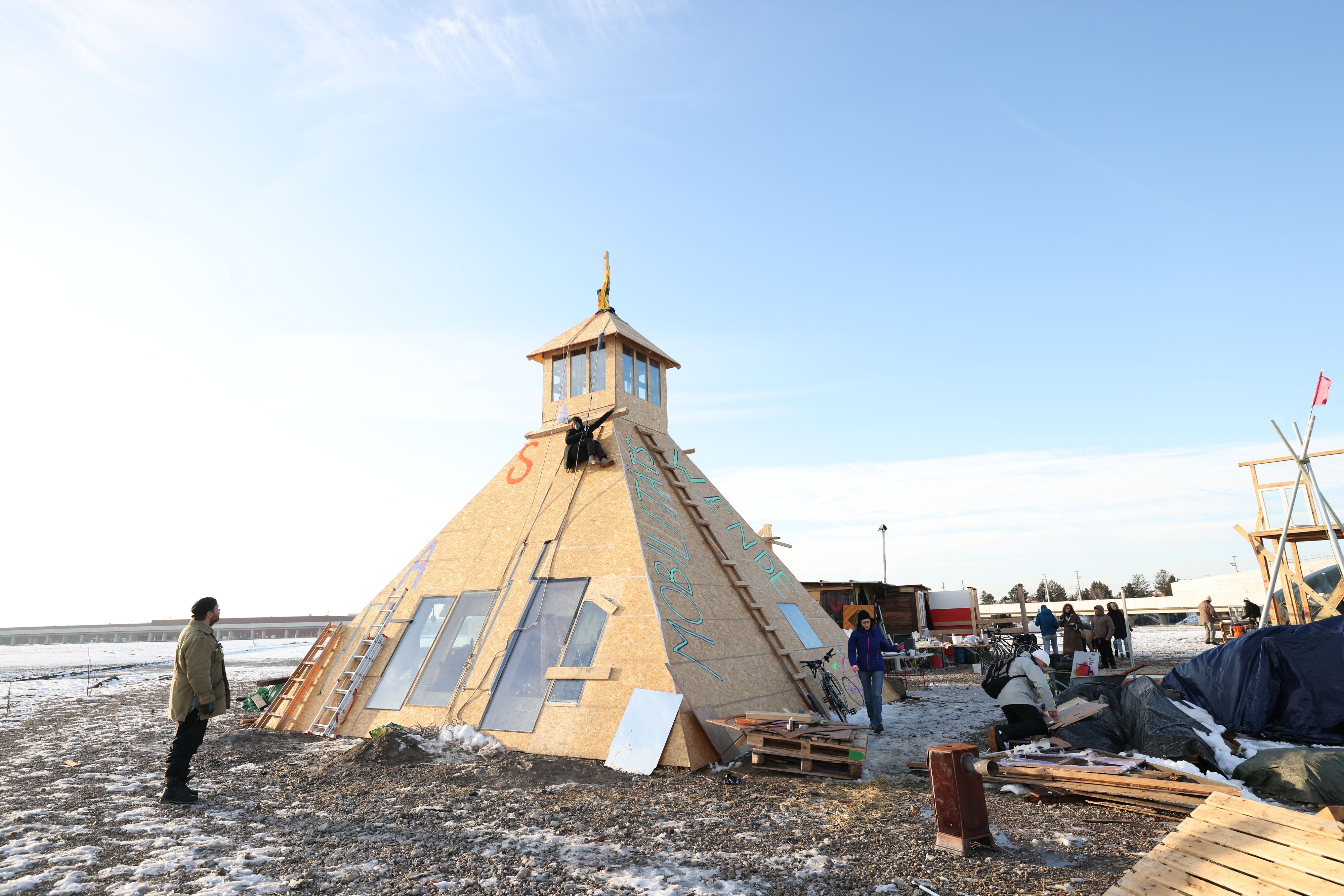 Frisch gestärkt durch die Verpflegung durch die ehemalige Wiener Grünen-Chefin Birgit Hebein bastelten die Besetzer am Sonntag weiter an ihrem Camp in Wien-Donaustadt.