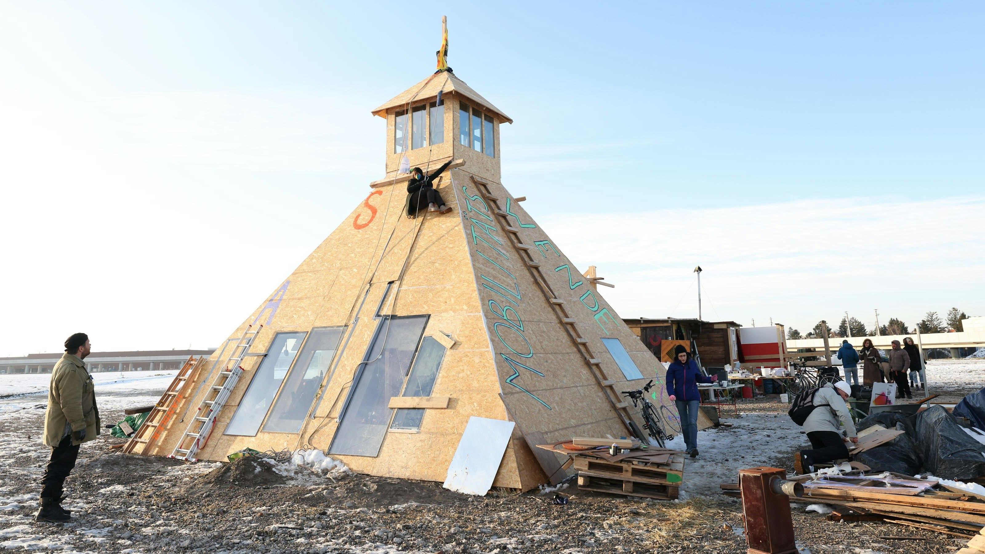Frisch gestärkt durch die Verpflegung durch die ehemalige Wiener Grünen-Chefin Birgit Hebein bastelten die Besetzer am Sonntag weiter an ihrem Camp in Wien-Donaustadt.