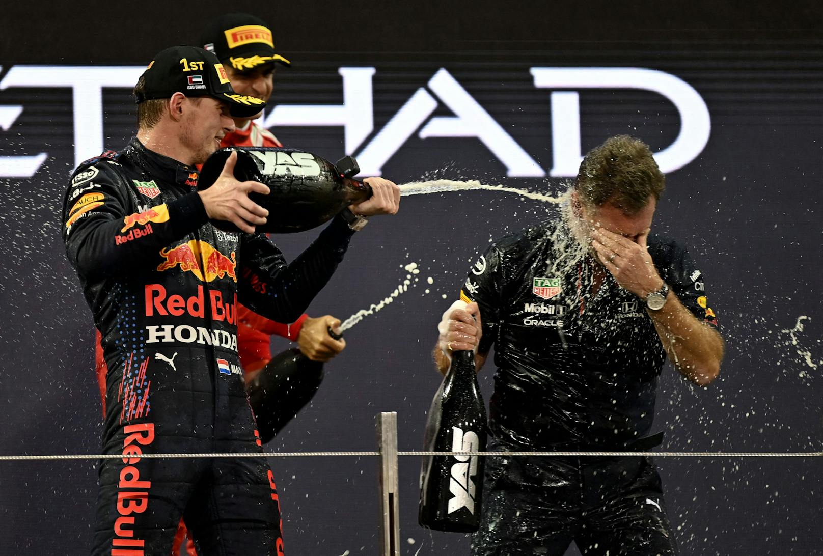 Max Verstappen und Red-Bull-Teamchef Christian Horner bei der Siegerehrung.