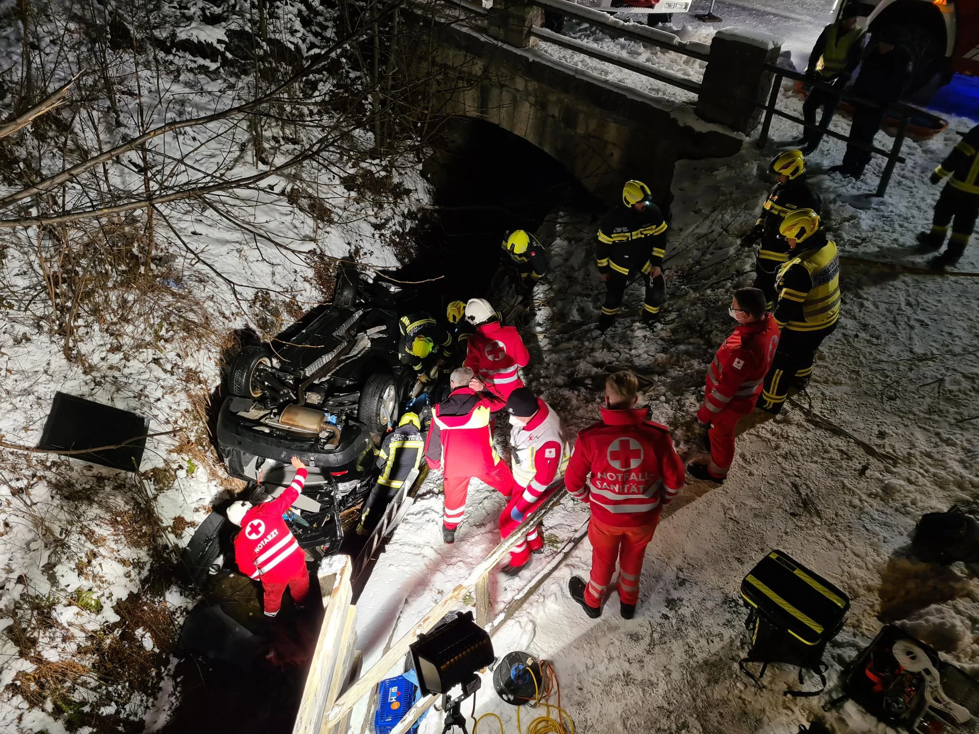 Lenker nach Sturz in Bach in Pkw eingeschlossen: Die Feuerwehr befreite den Mann