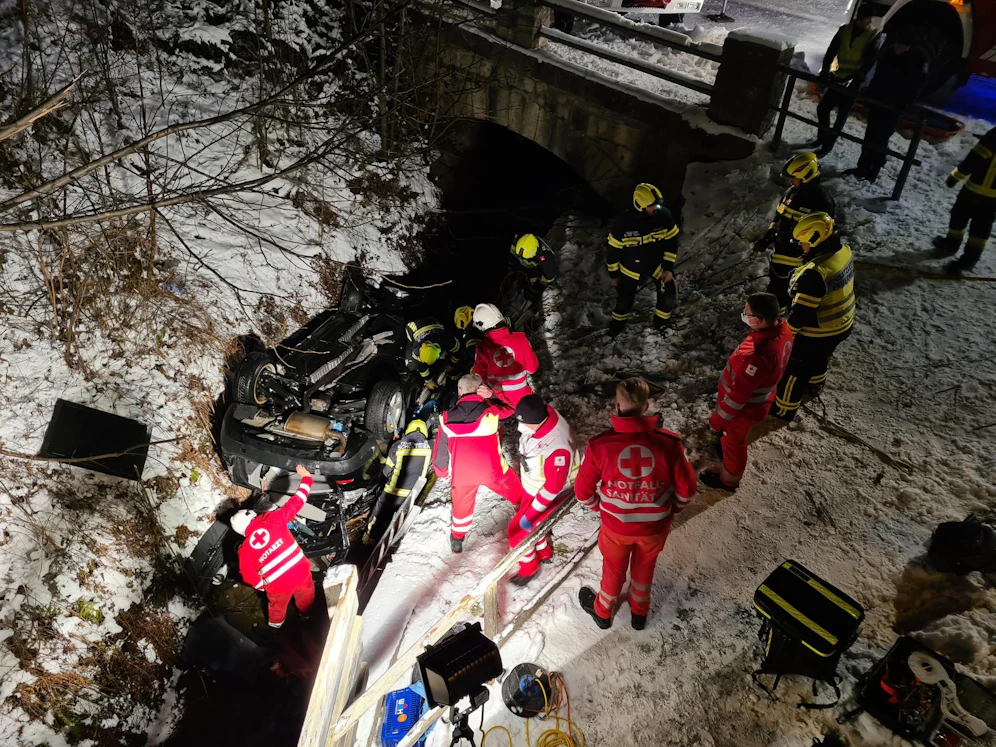 Lenker nach Sturz in Bach in Pkw eingeschlossen: Die Feuerwehr befreite den Mann