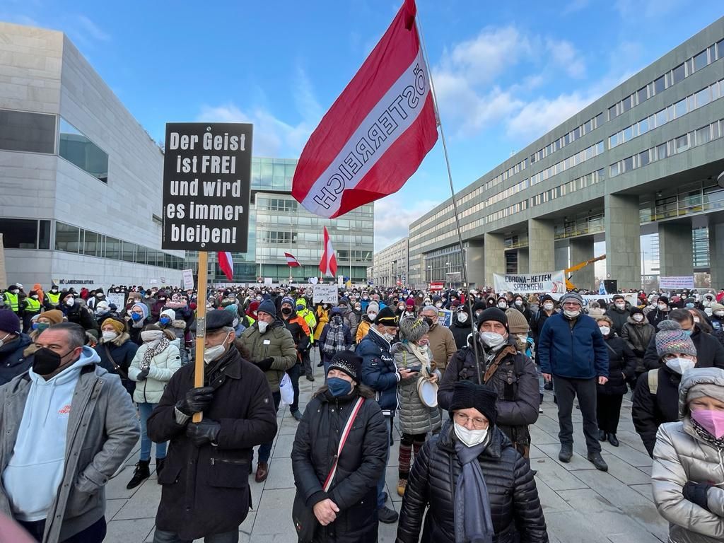 Foto einer Corona-Demo in St. Pölten beim Landhaus.