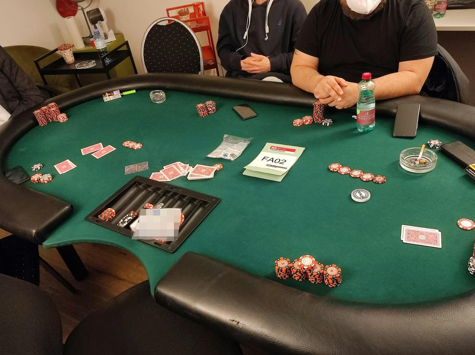 Die Finanzpolizei deckte in Wien-Favoriten ein illegales Pokerlokal auf. Bei der Razzia wurden 20 Spieler angetroffen und auch Drogen sichergestellt.